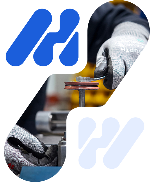 Expert Hm Tech qui procède à la maintenance d'une pièce détachées de machine industrielle de collage Hotmelt dans le Grand Ouest de la France