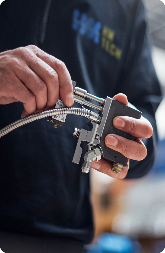 Technicien Hm tech nettoyant une pièces détachées pour système homelt pour toute la France
