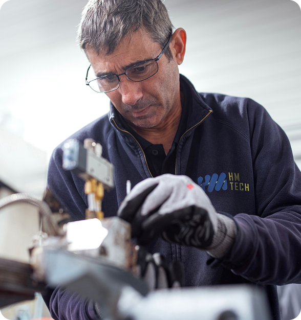Experts HM Tech en pleine maintenance d epièces de systèmes de collage Hotmelt Pour les industries du Grand Ouest