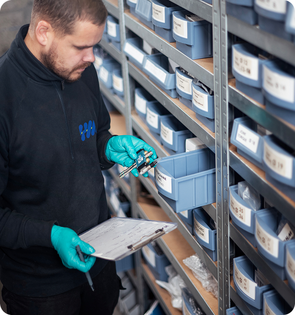 image représentant le stock de 1500 références différentes de pièces détachée pour machines industreilles de collage hotmelt chez Hm Tech pour le Grand ouest et la France
