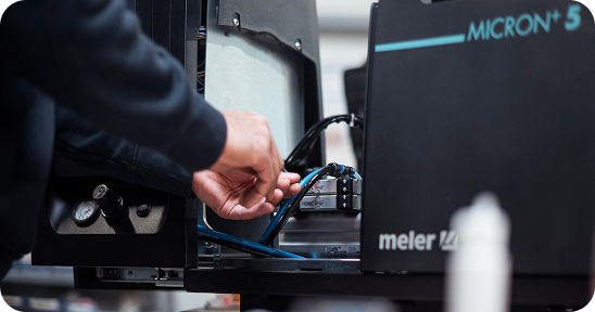 Images d'un expert hm Tech effectuant une maintenance curative d'une machine dee collage hotmelt pour les industriels Francais et du Grand ouest