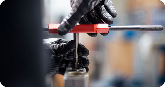 Photos illsutrant le service de maintenance préventive ou curative sur site client industriel dans Le Grand Ouest et la France.